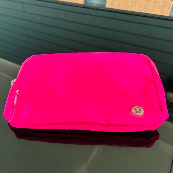 Lululemon Everywhere Belt Bag 1L - Picture 2 of 3